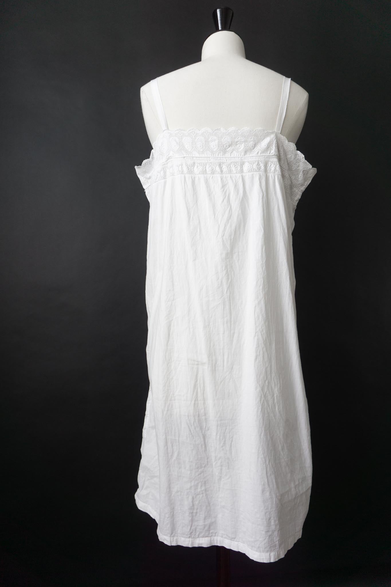 Antikes Leinenkleid mit Spitze und Monogramm