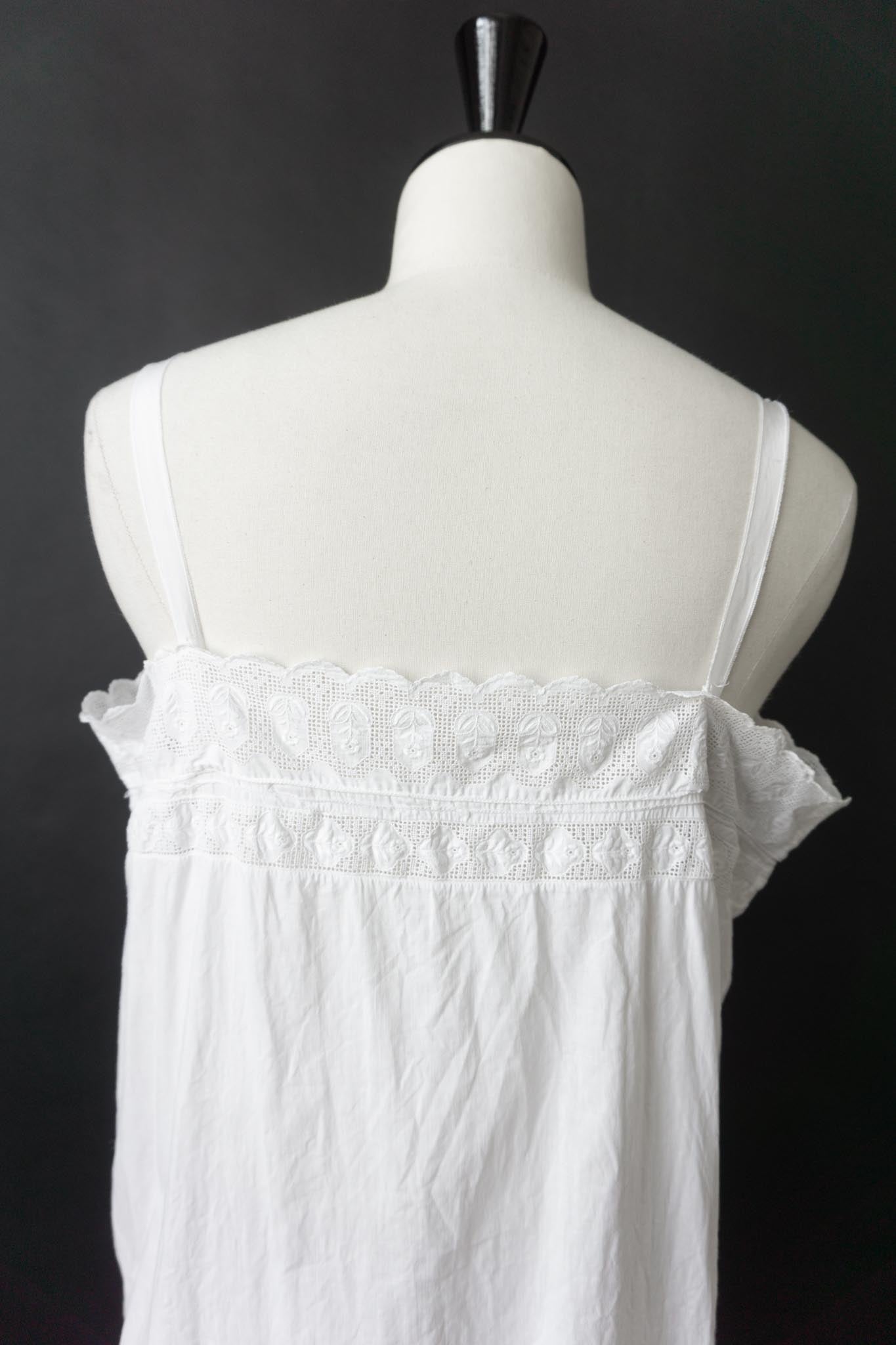Antikes Leinenkleid mit Spitze und Monogramm
