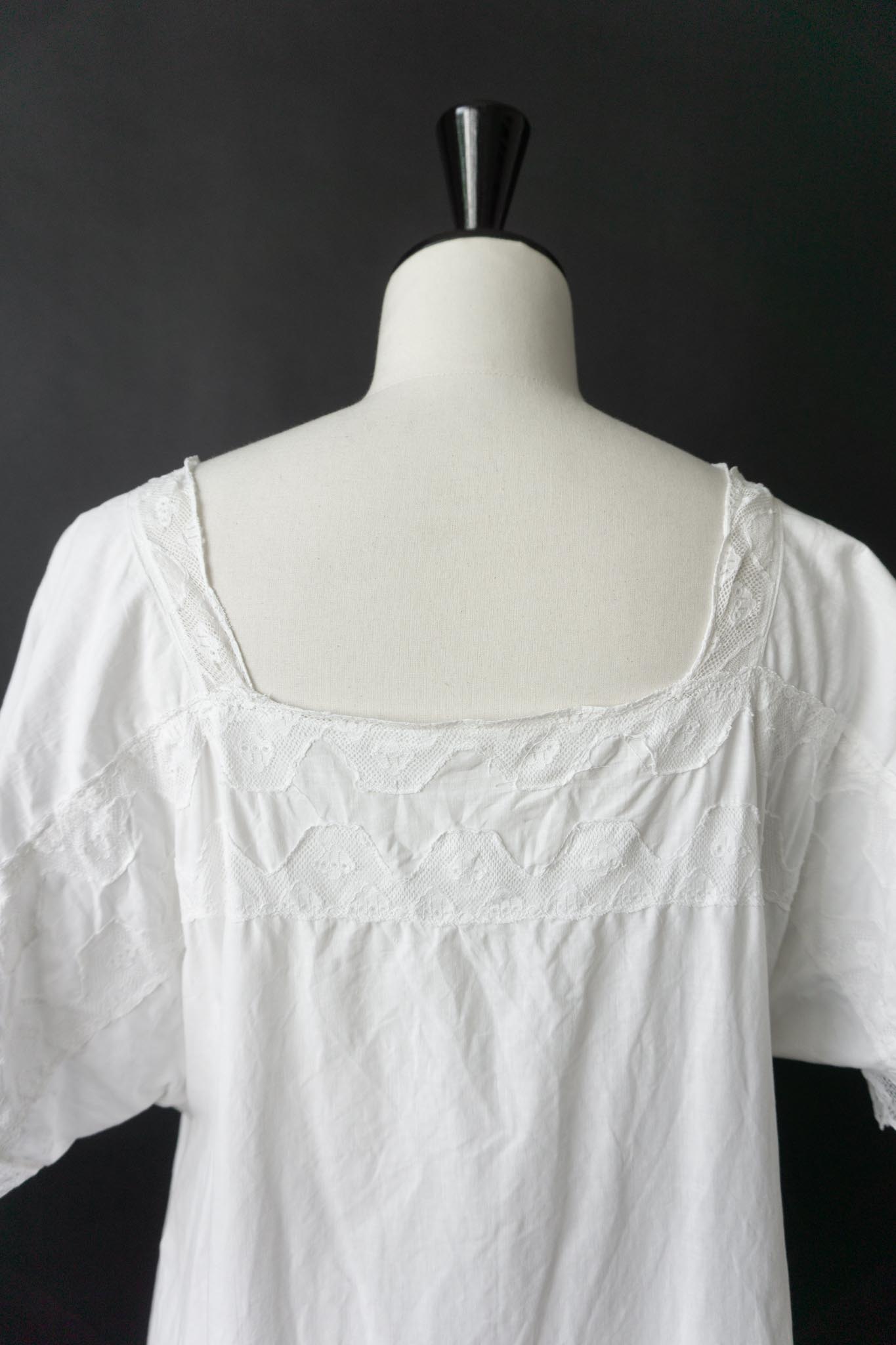 Antikes Leinenkleid mit Cape-Ärmeln und Spitze