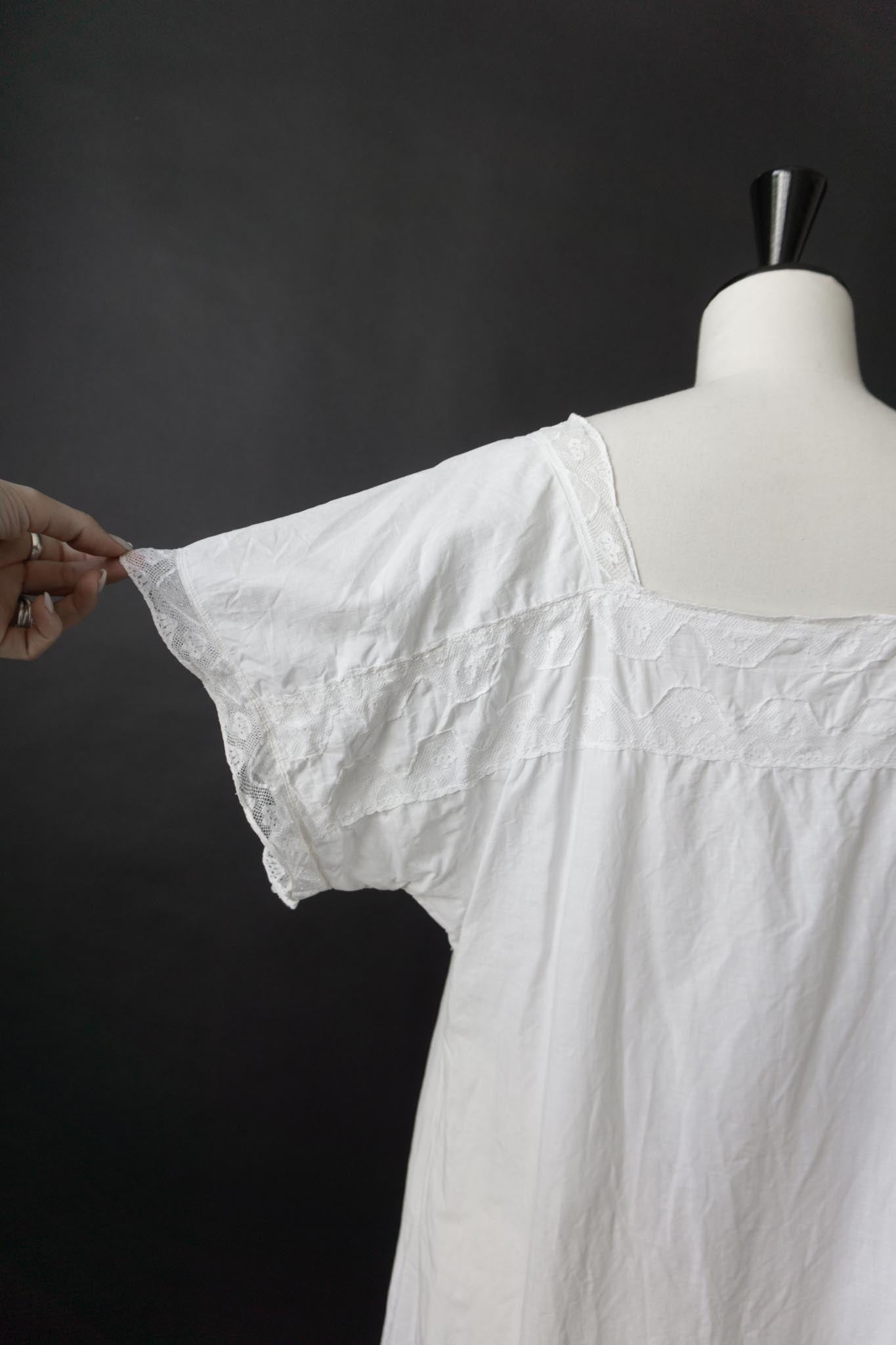 Antikes Leinenkleid mit Cape-Ärmeln und Spitze