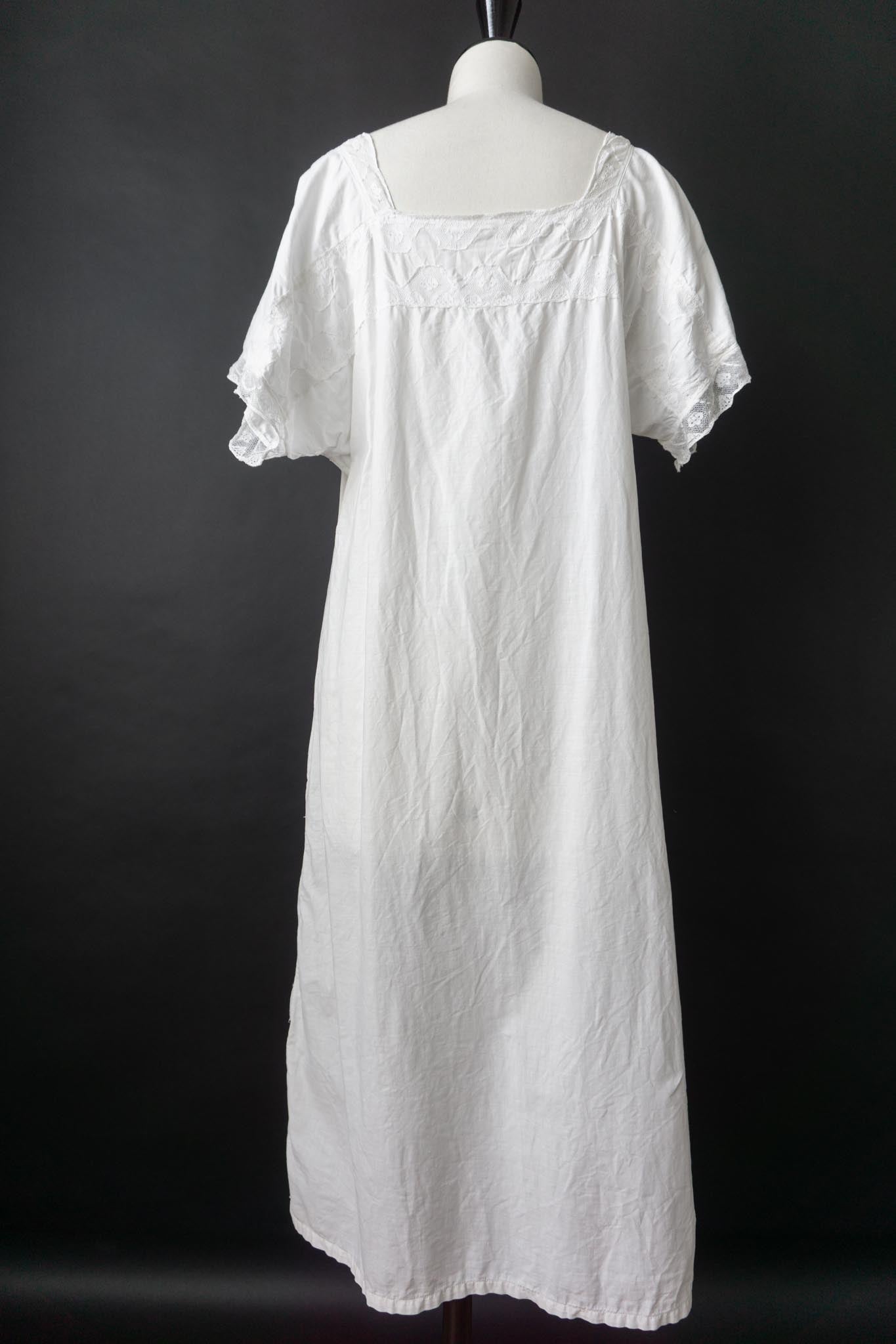 Antikes Leinenkleid mit Cape-Ärmeln und Spitze