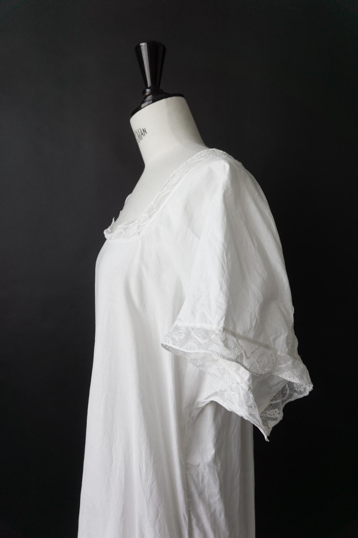Antikes Leinenkleid mit Cape-Ärmeln und Spitze