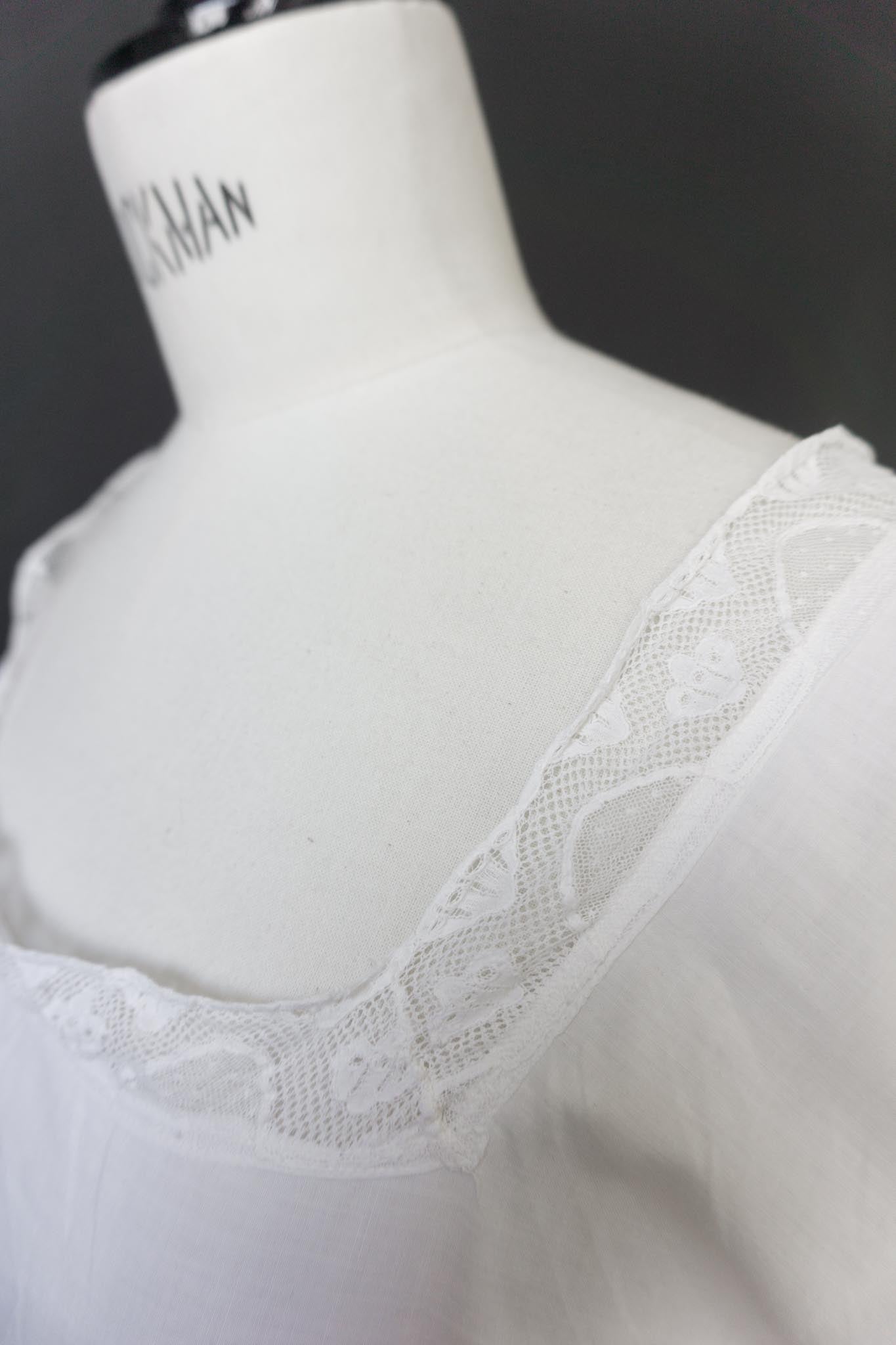 Antikes Leinenkleid mit Cape-Ärmeln und Spitze