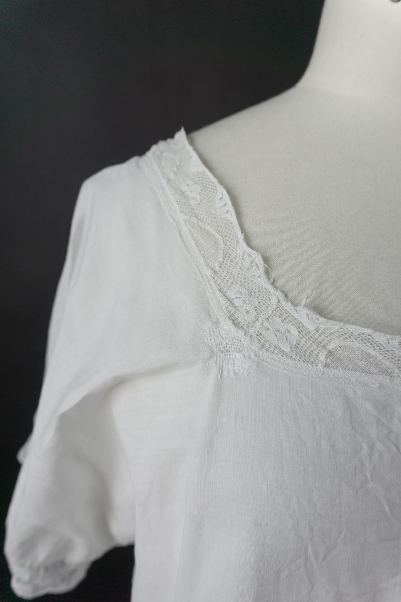 Antikes Leinenkleid mit Cape-Ärmeln und Spitze
