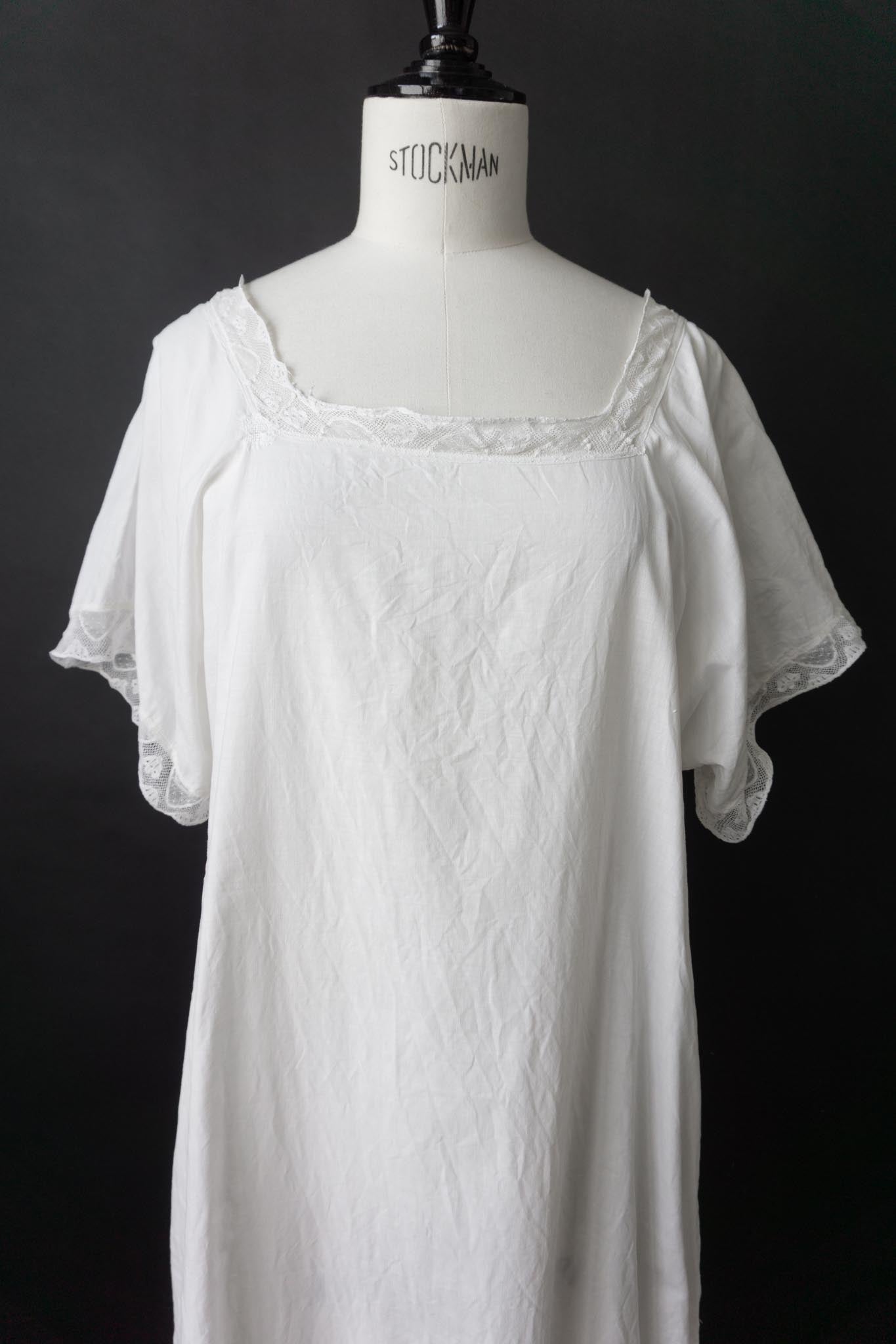 Antikes Leinenkleid mit Cape-Ärmeln und Spitze