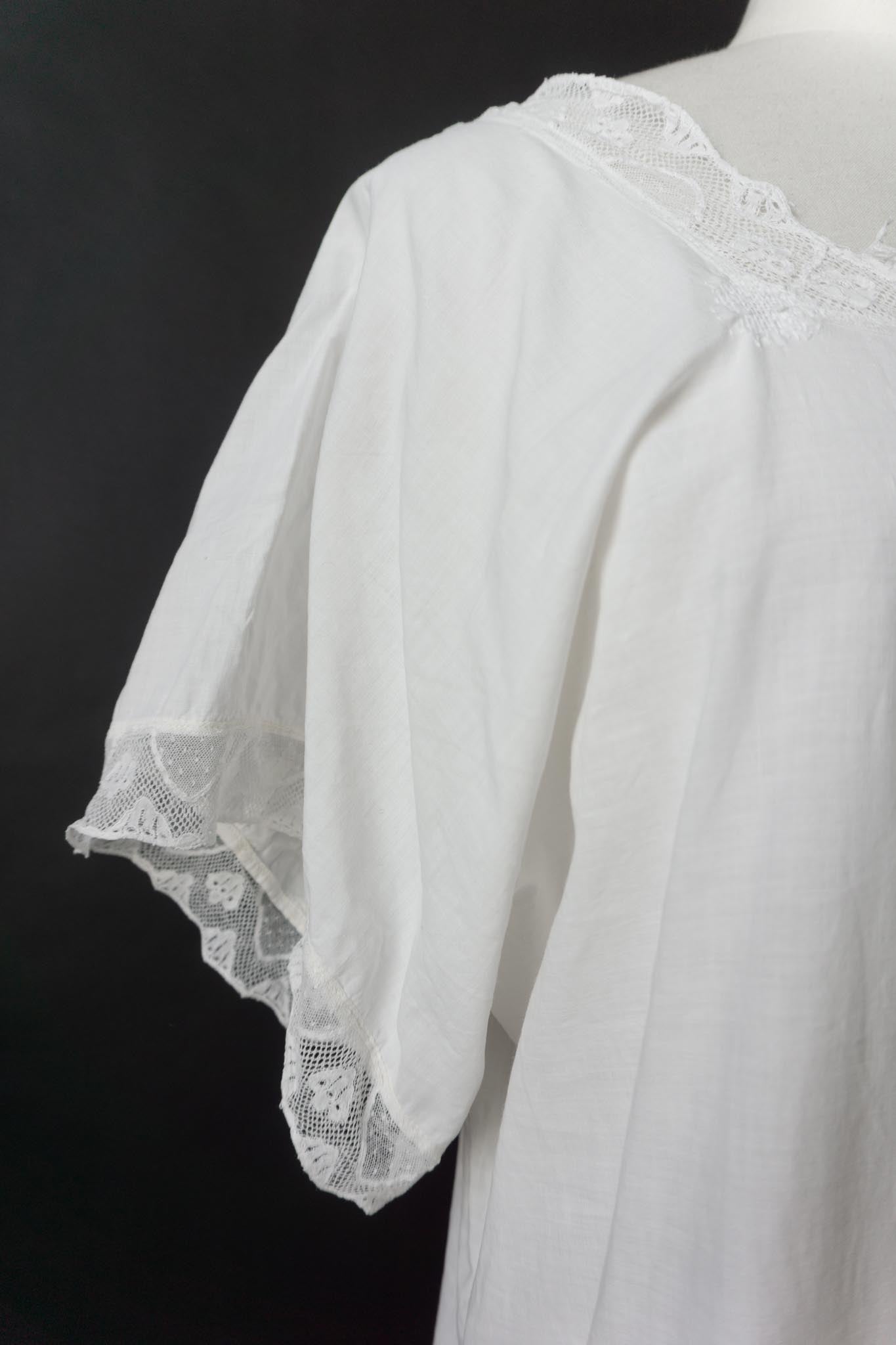 Antikes Leinenkleid mit Cape-Ärmeln und Spitze