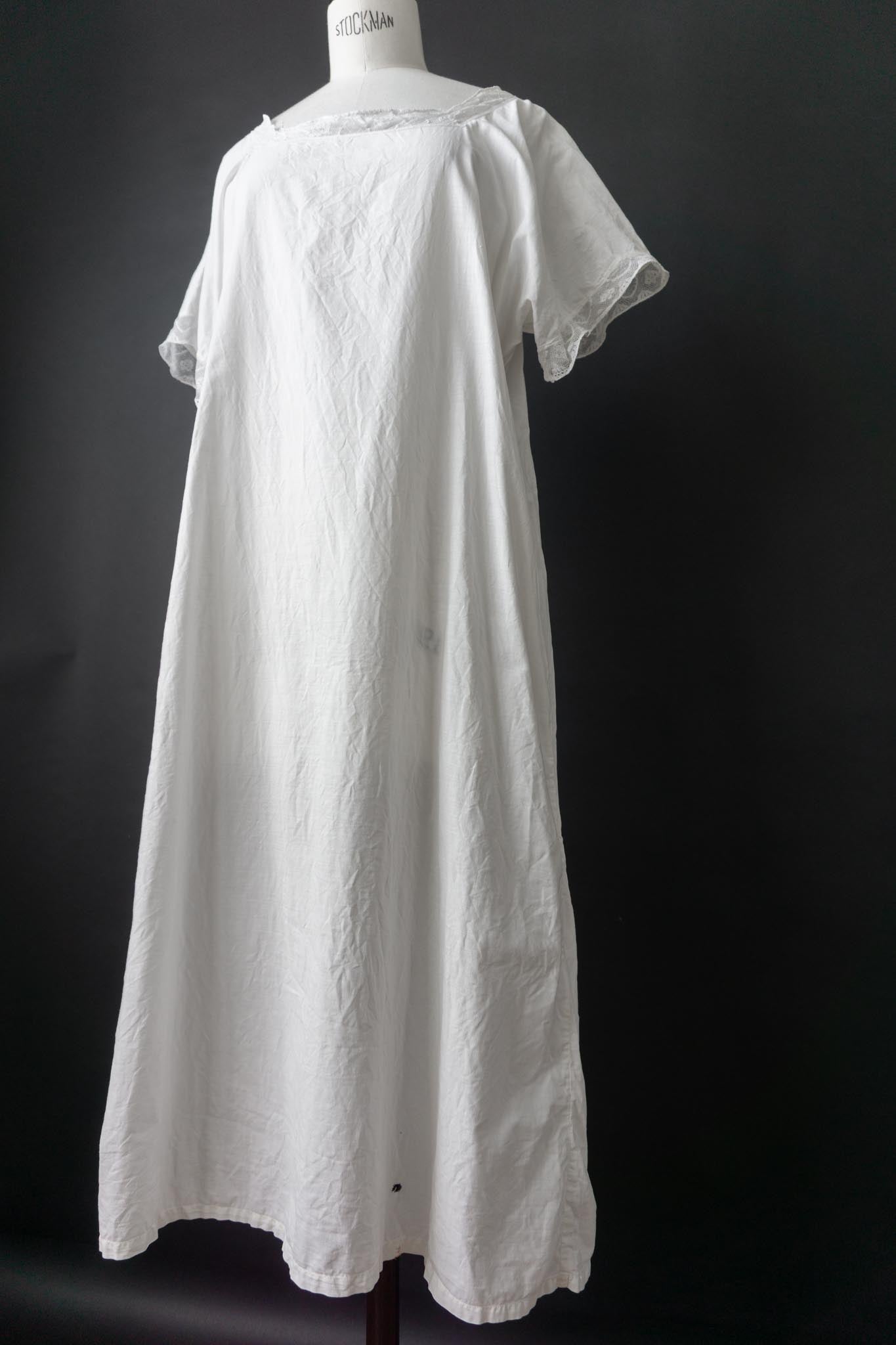Antikes Leinenkleid mit Cape-Ärmeln und Spitze
