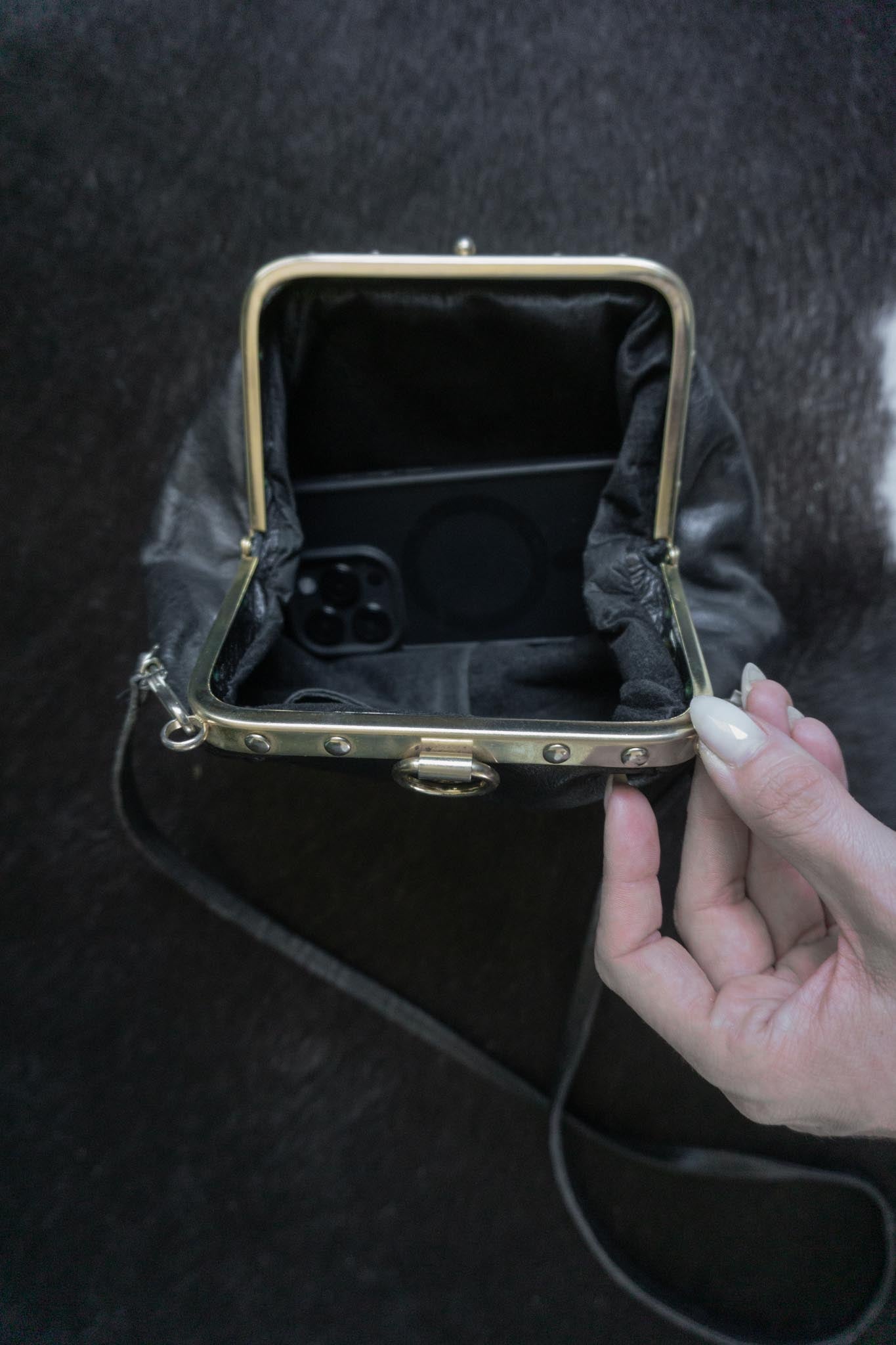 Vintage Echtleder Umhängetasche mit Bügelverschluss Gothic