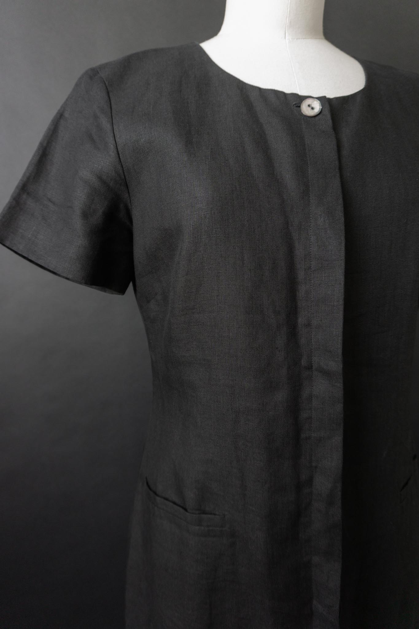Vintage Irish Linen Maxikleid in Schwarz mit Perlmuttknöpfen, S–M