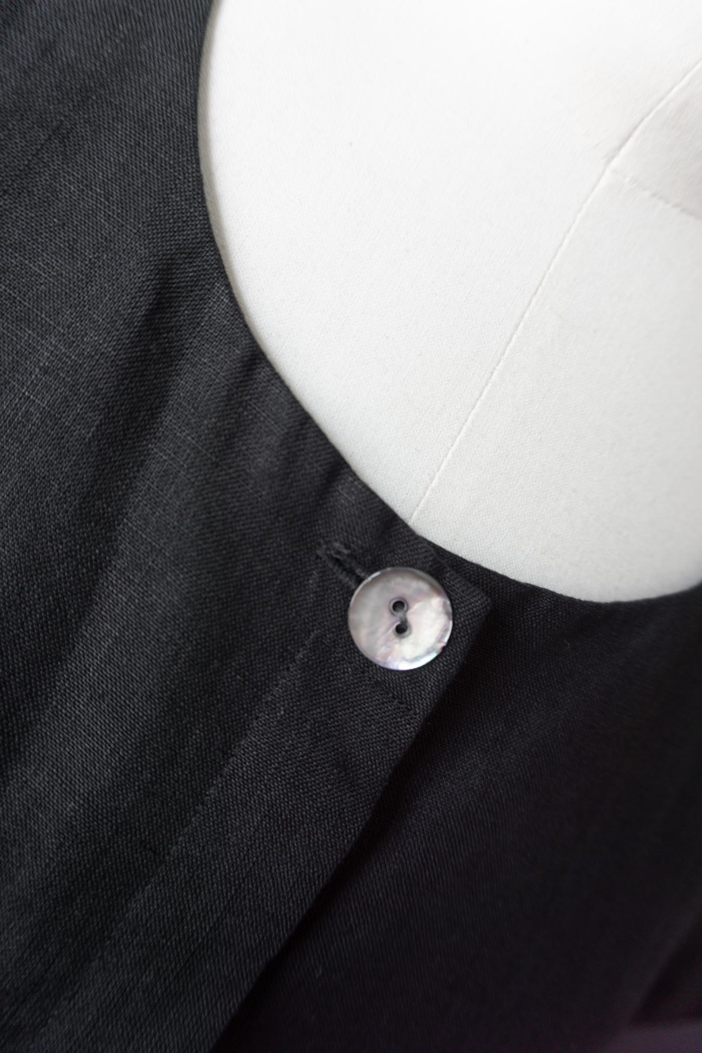 Vintage Irish Linen Maxikleid in Schwarz mit Perlmuttknöpfen, S–M