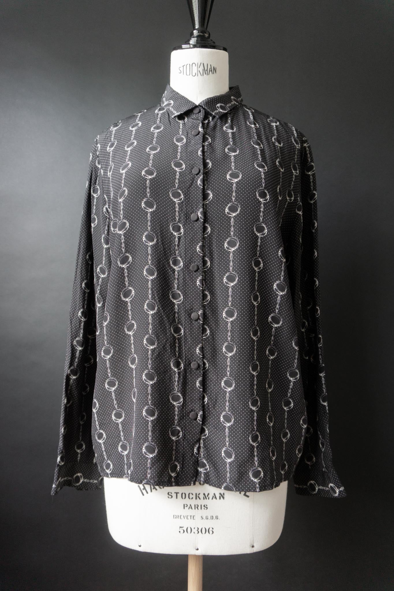 Schwarze Vintage Seidenbluse von The Kooples aus 100 % Seide mit weißem Handschellenprint, stoffbezogenen Knöpfen und klassischem Kragen.