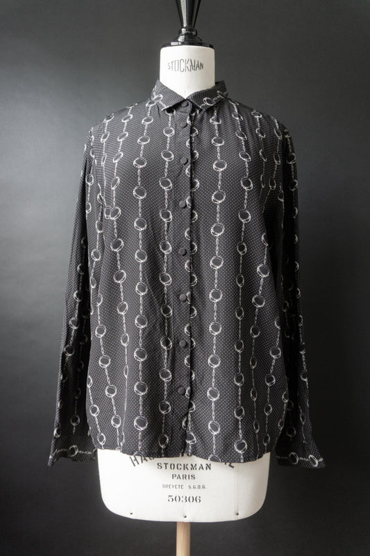 Schwarze Vintage Seidenbluse von The Kooples aus 100 % Seide mit weißem Handschellenprint, stoffbezogenen Knöpfen und klassischem Kragen.