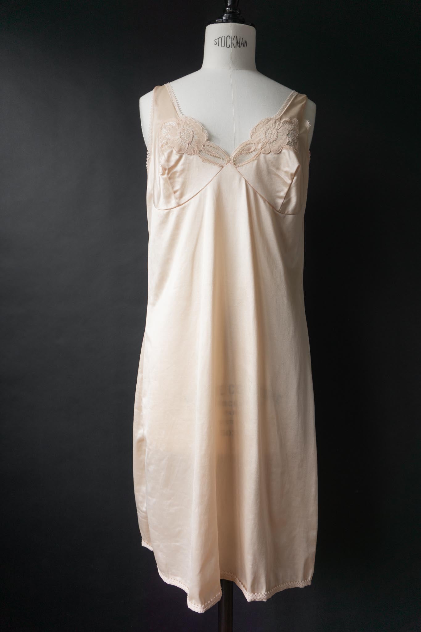 Vintage Slipdress in Nude mit floraler Spitze, M–L