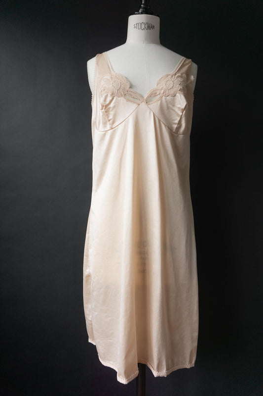 Vintage Slipdress in Nude mit floraler Spitze, M–L