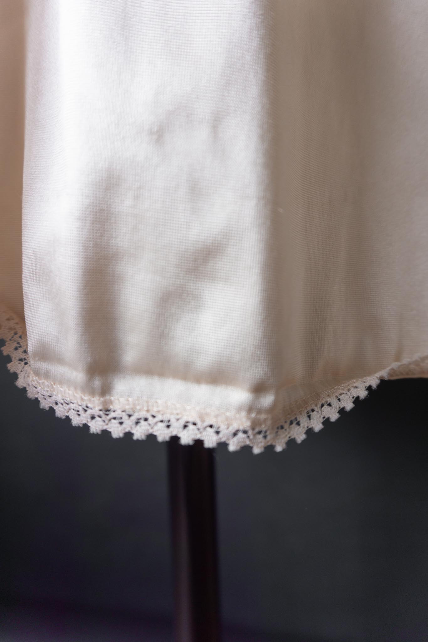 Vintage Slipdress in Nude mit floraler Spitze, M–L