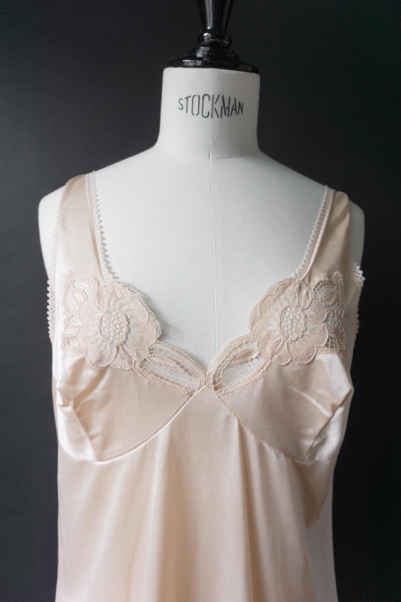 Vintage Slipdress in Nude mit floraler Spitze, M–L