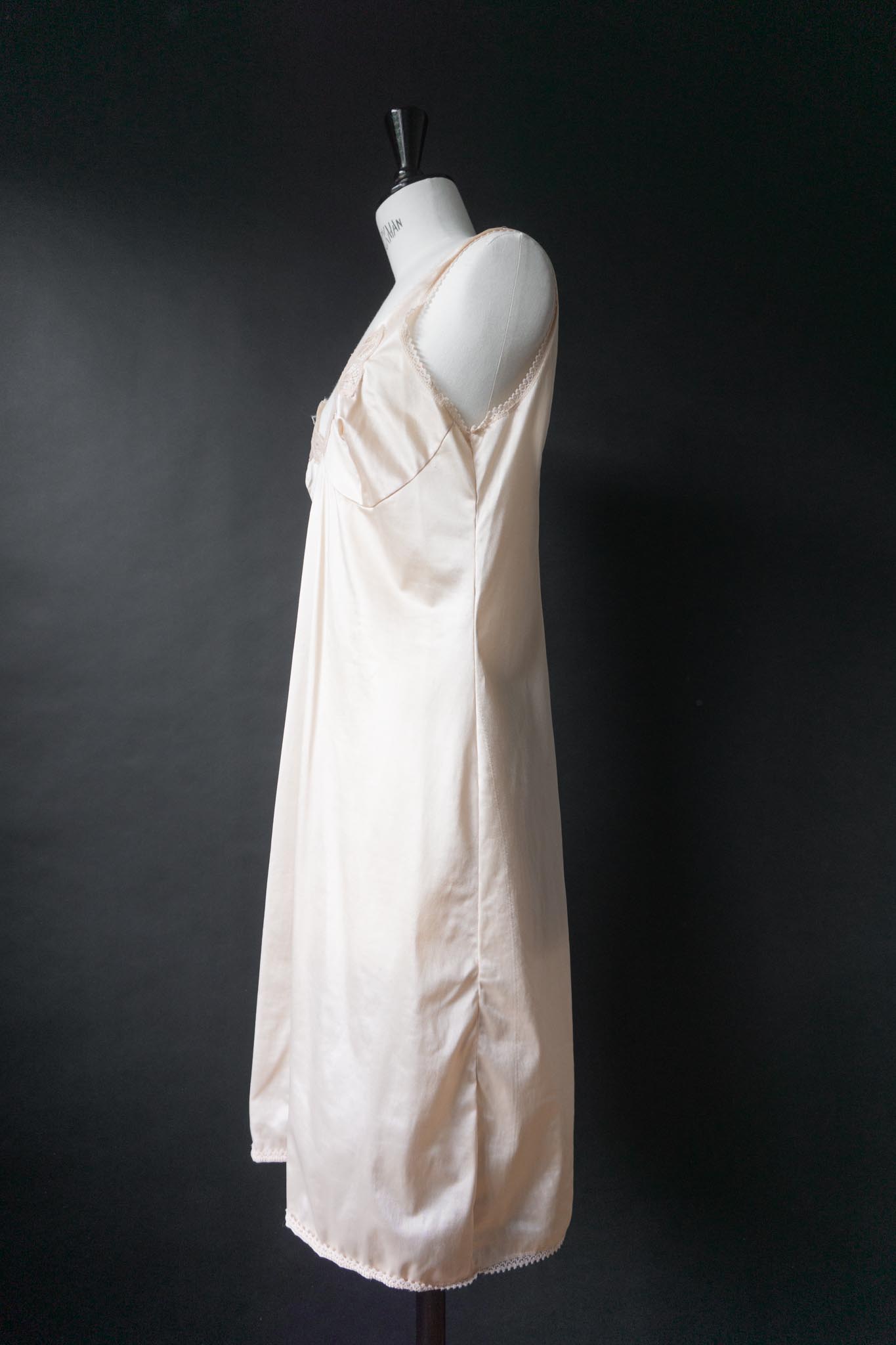 Vintage Slipdress in Nude mit floraler Spitze, M–L