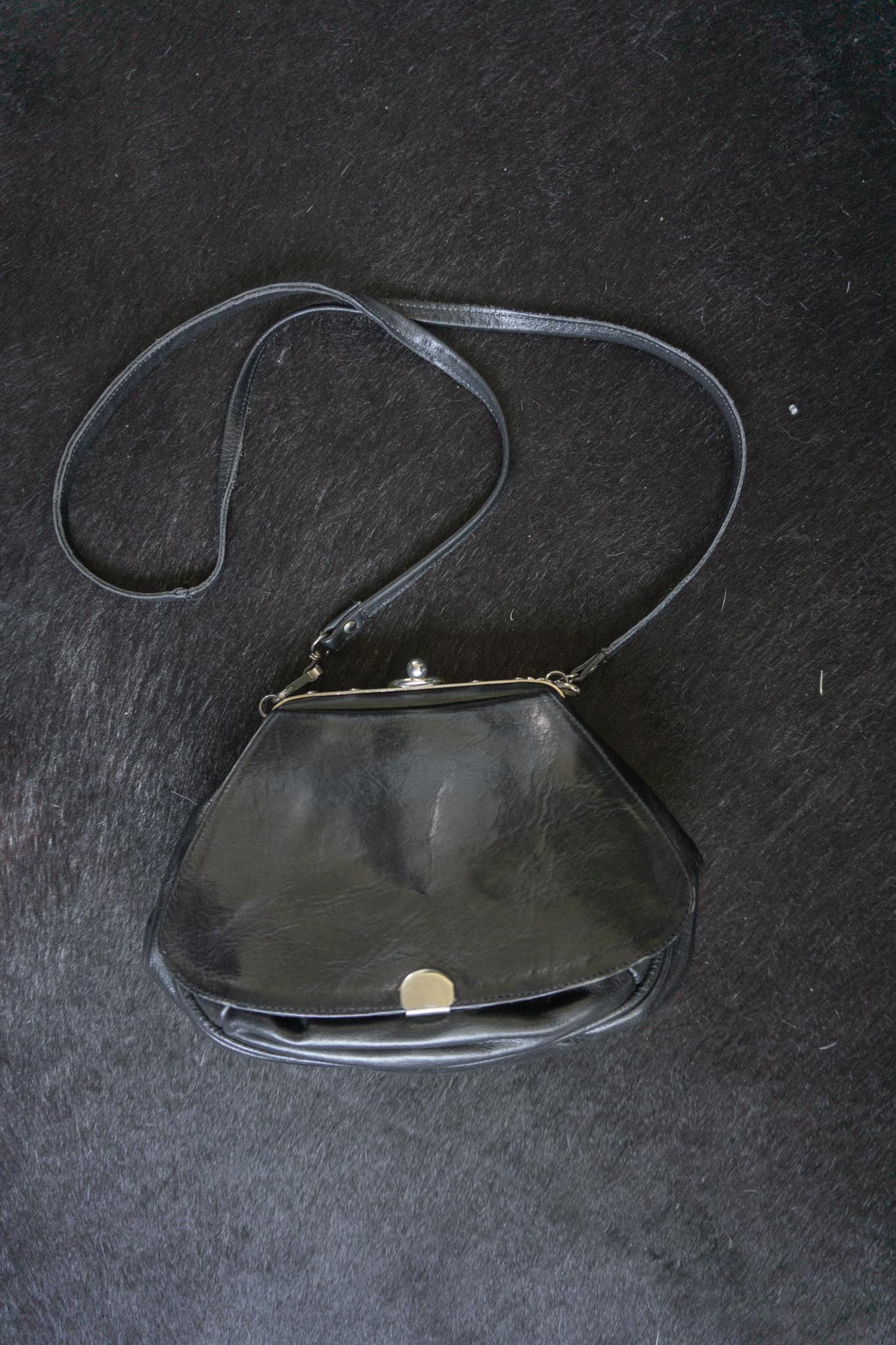 Vintage Echtleder Umhängetasche mit Bügelverschluss Gothic
