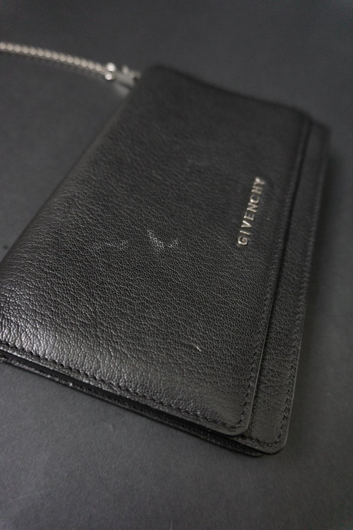 Givenchy Pandora Wallet on Chain aus Leder in Schwarz mit silberfarbener Kette