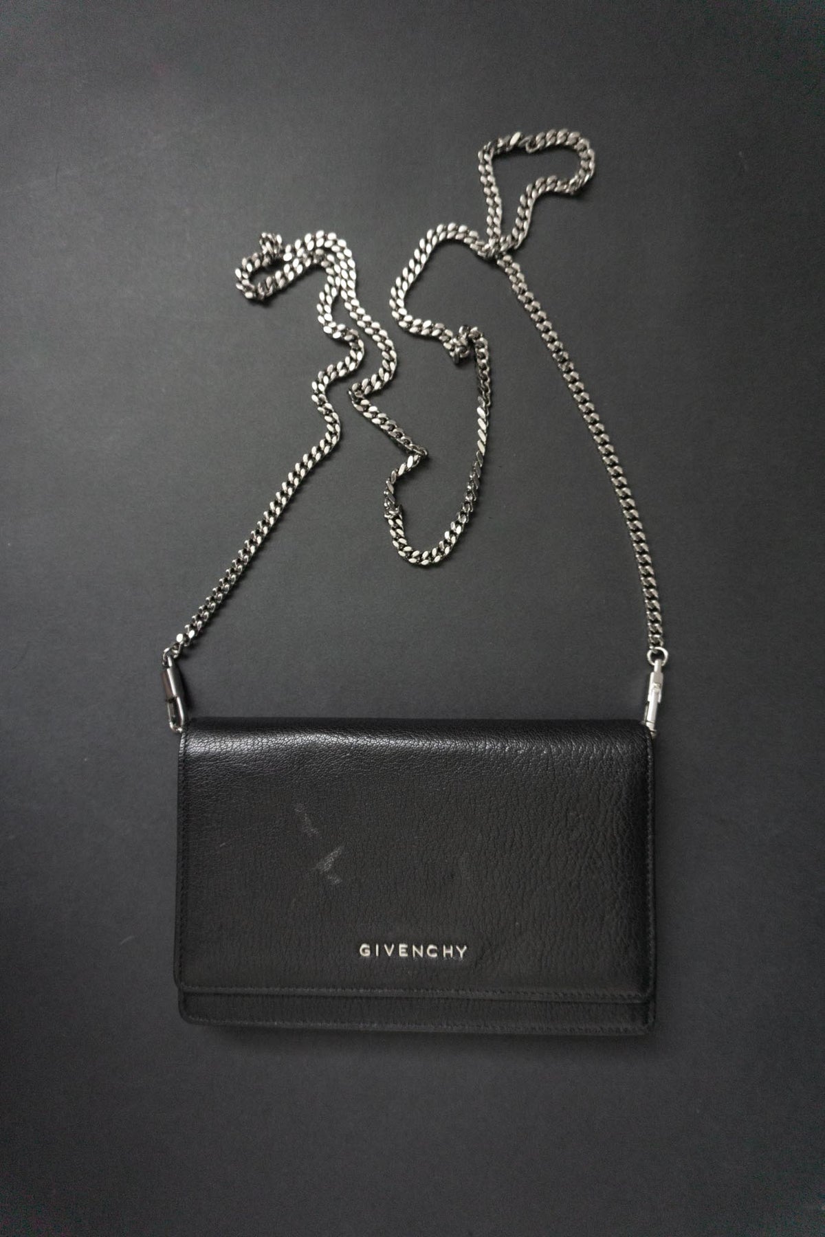 Givenchy Pandora Wallet on Chain aus Leder in Schwarz mit silberfarbener Kette