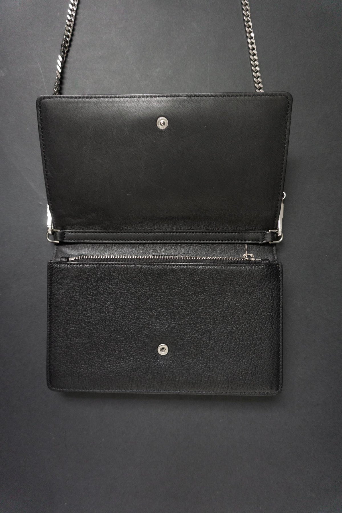 Givenchy Pandora Wallet on Chain aus Leder in Schwarz mit silberfarbener Kette