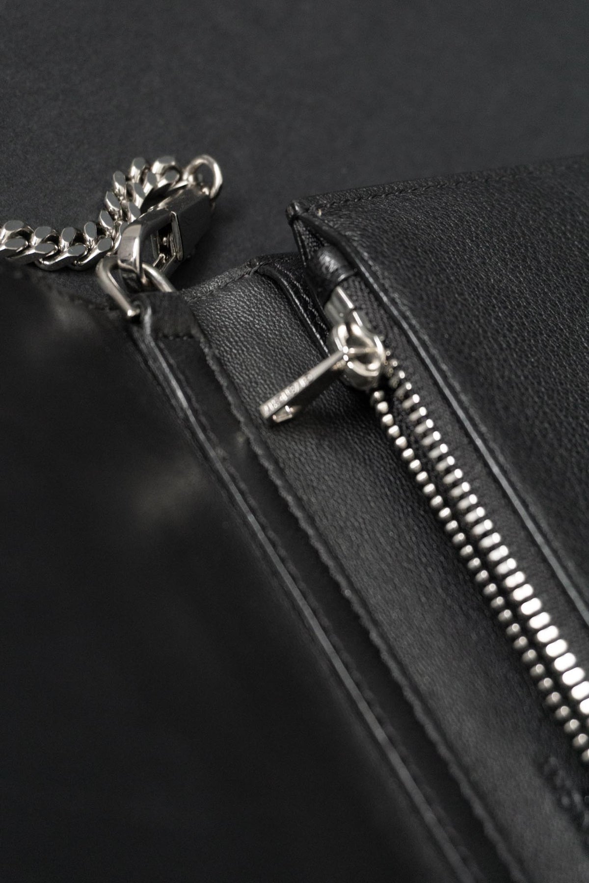 Givenchy Pandora Wallet on Chain aus Leder in Schwarz mit silberfarbener Kette