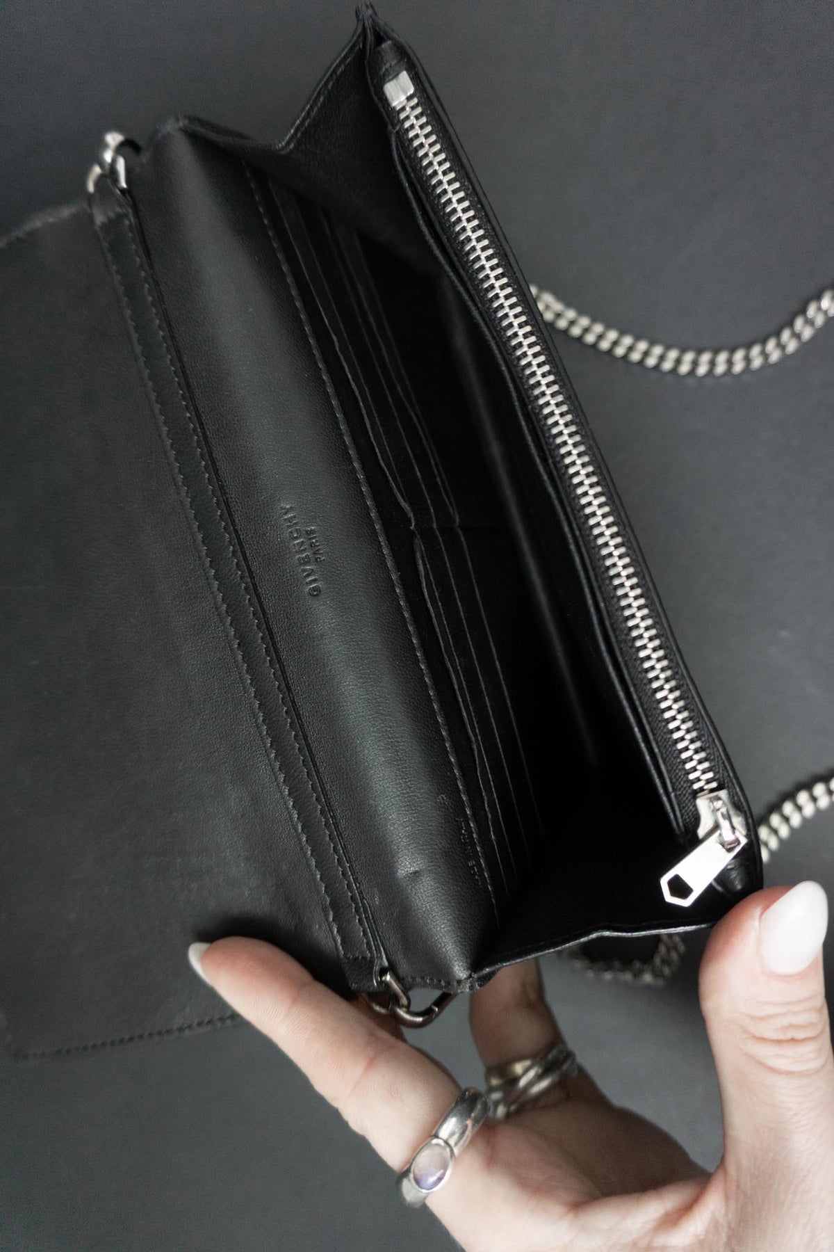 Givenchy Pandora Wallet on Chain aus Leder in Schwarz mit silberfarbener Kette