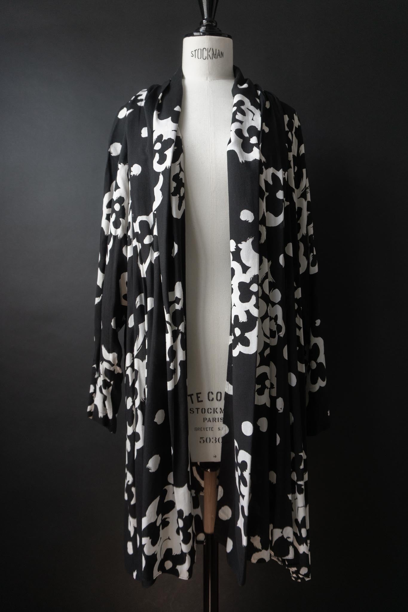 Schwarz-weiße Vintage Blusenjacke mit grafischem Blütenprint, M-XL