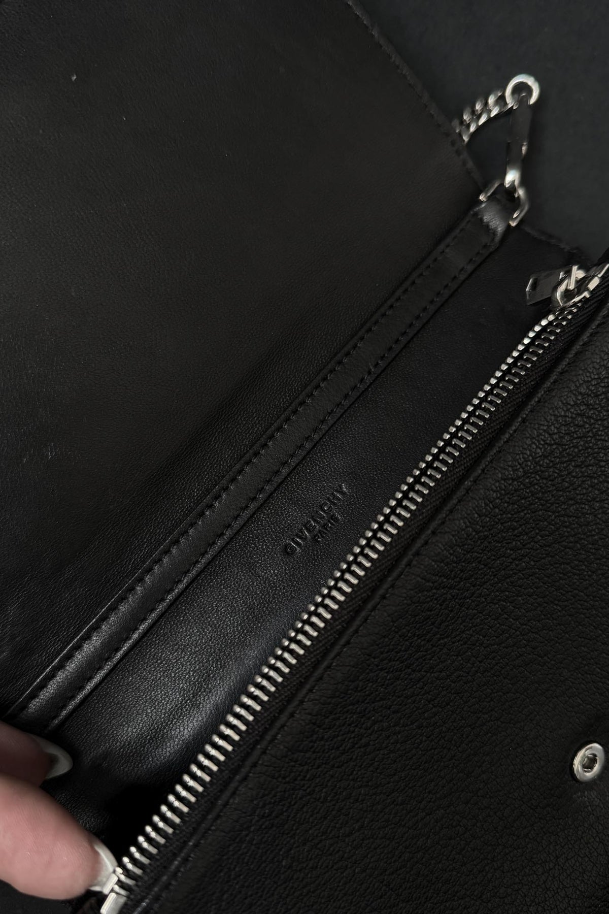 Givenchy Pandora Wallet on Chain aus Leder in Schwarz mit silberfarbener Kette