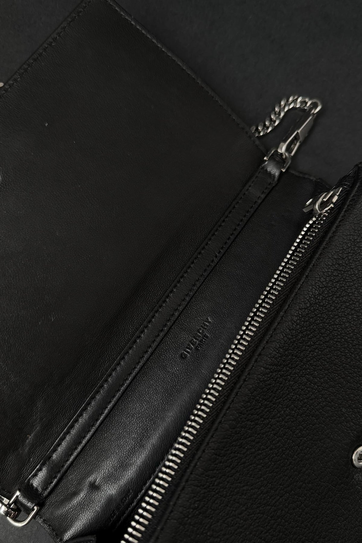 Givenchy Pandora Wallet on Chain aus Leder in Schwarz mit silberfarbener Kette