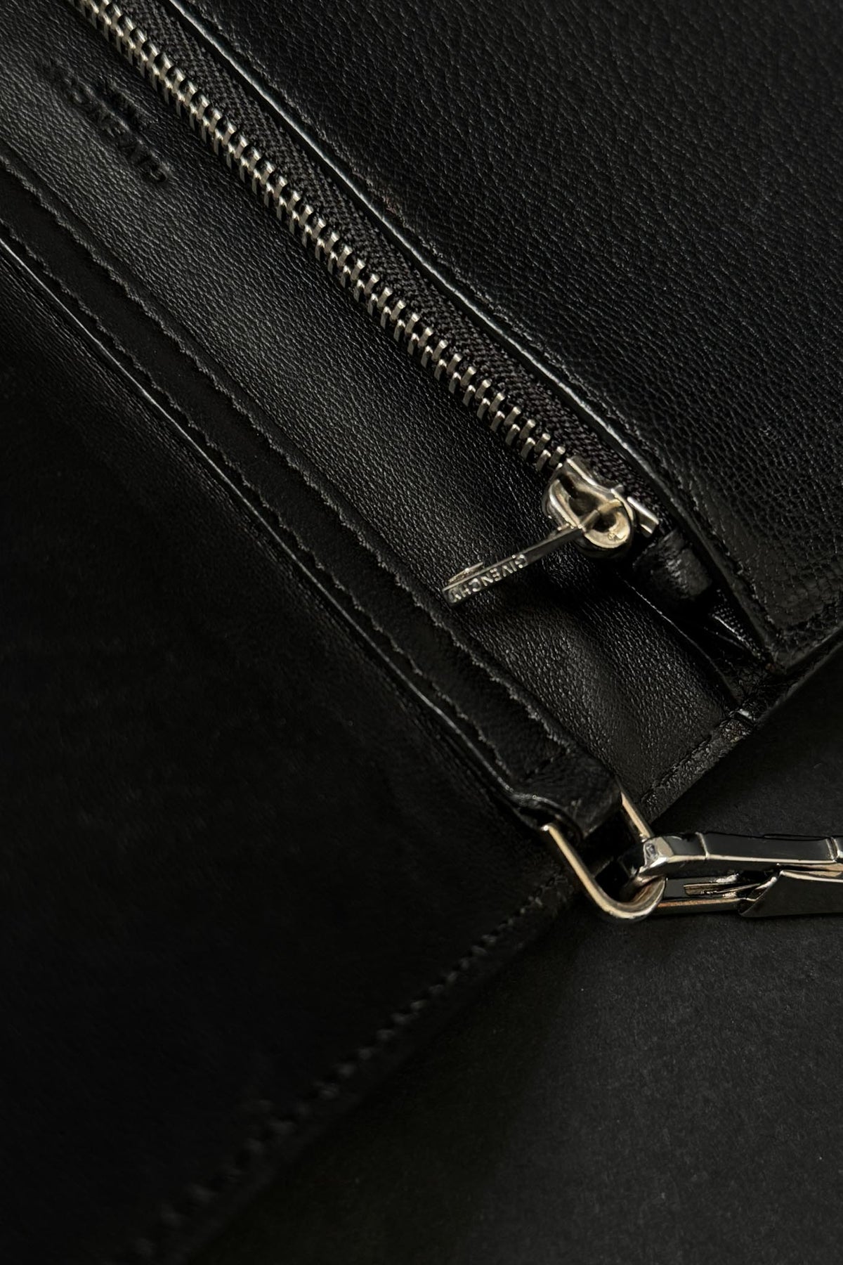 Givenchy Pandora Wallet on Chain aus Leder in Schwarz mit silberfarbener Kette