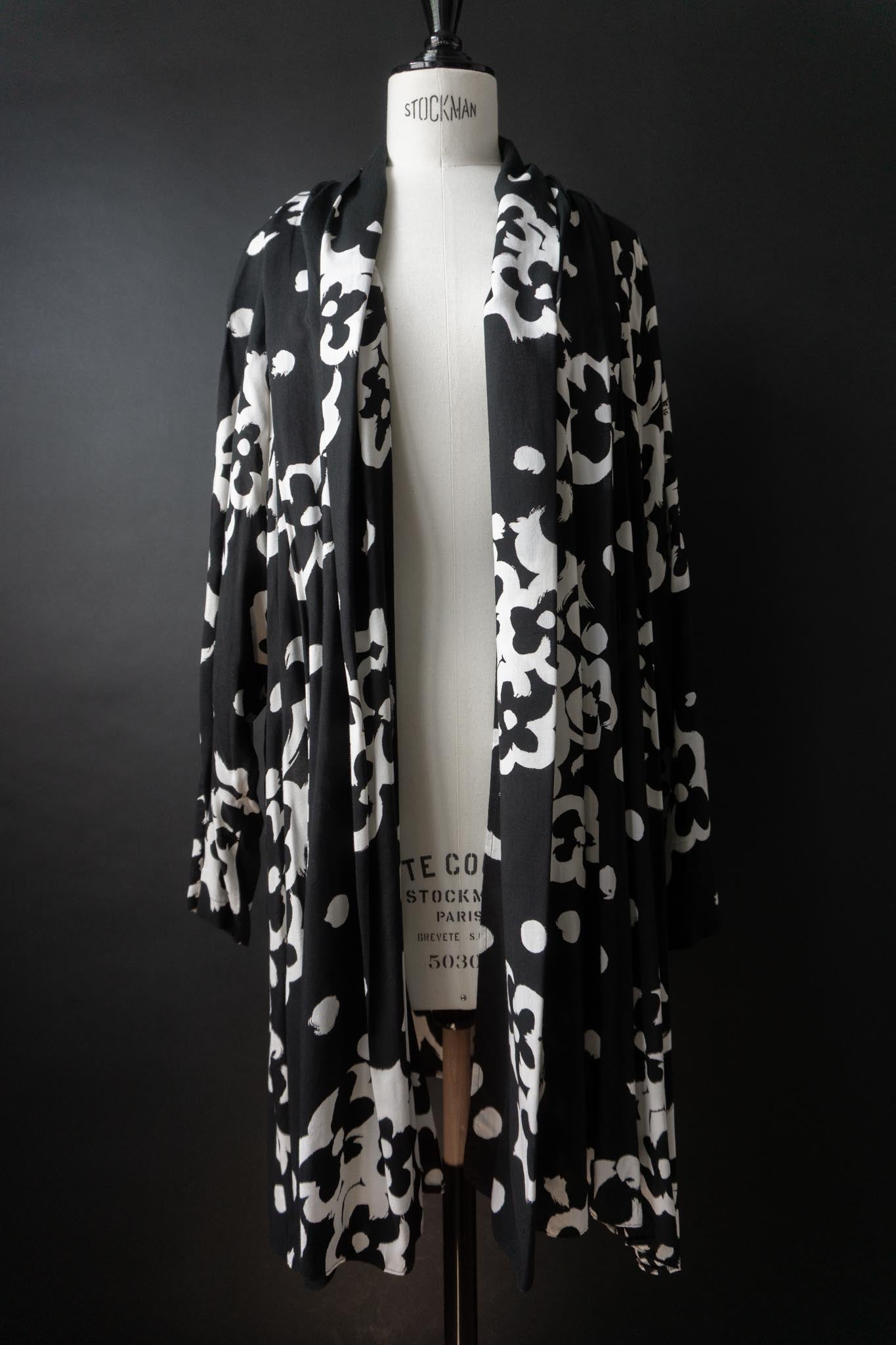 Schwarz-weiße Vintage Blusenjacke mit grafischem Blütenprint, M-XL