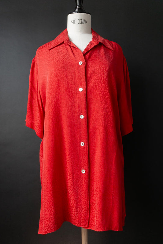 Blutrote Vintage-Bluse aus 100 Prozent Cupro mit Ton-in-Ton Animal Print, Perlmuttknöpfen und lockerer Oversize-Passform aus den späten 1980er Jahren.