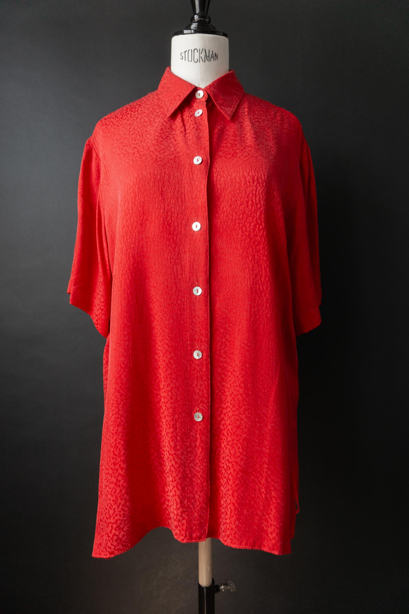 Vintage Cupro-Bluse in Blutrot mit Ton-in-Ton Animal Print | Late 80s, S–M