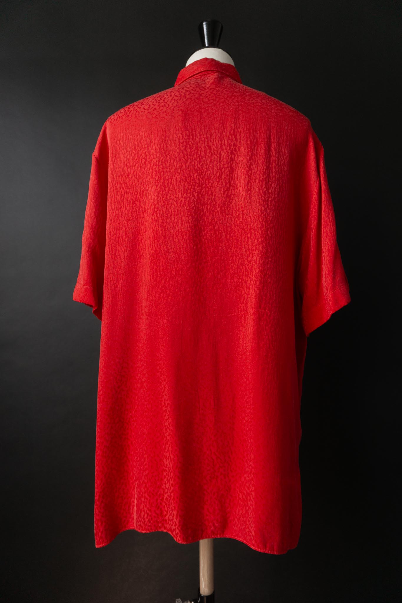 Vintage Cupro-Bluse in Blutrot mit Ton-in-Ton Animal Print | Late 80s, S–M