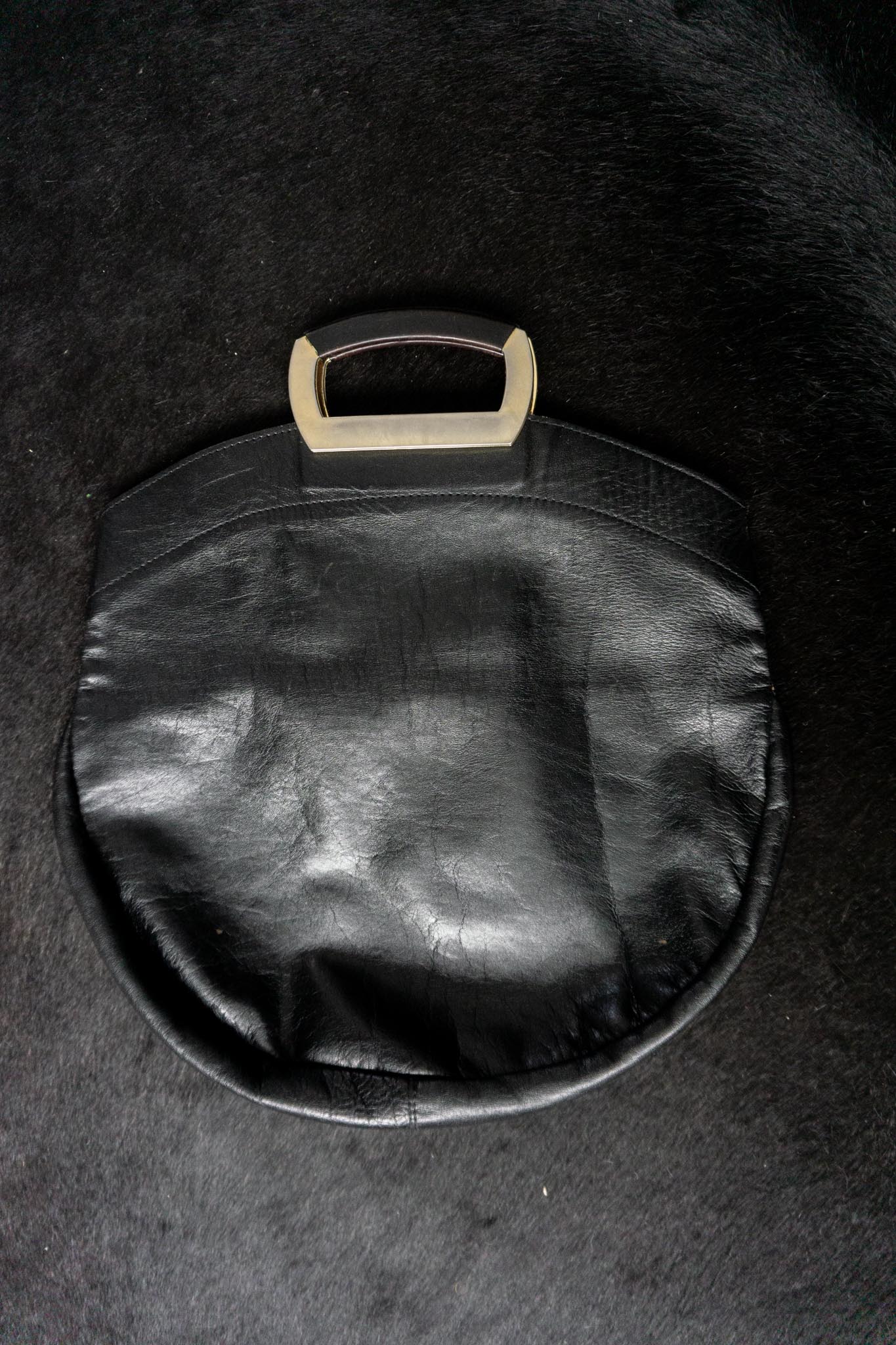 Vintage Ledertasche aus den 70ern mit skulpturalen Metallgriffen