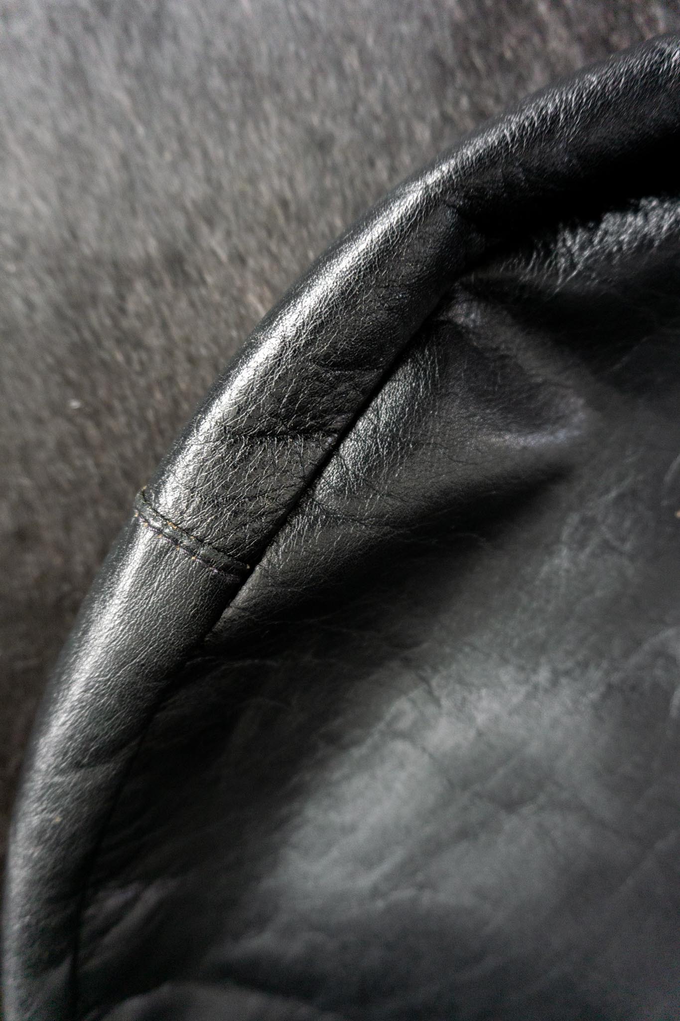 Vintage Ledertasche aus den 70ern mit skulpturalen Metallgriffen