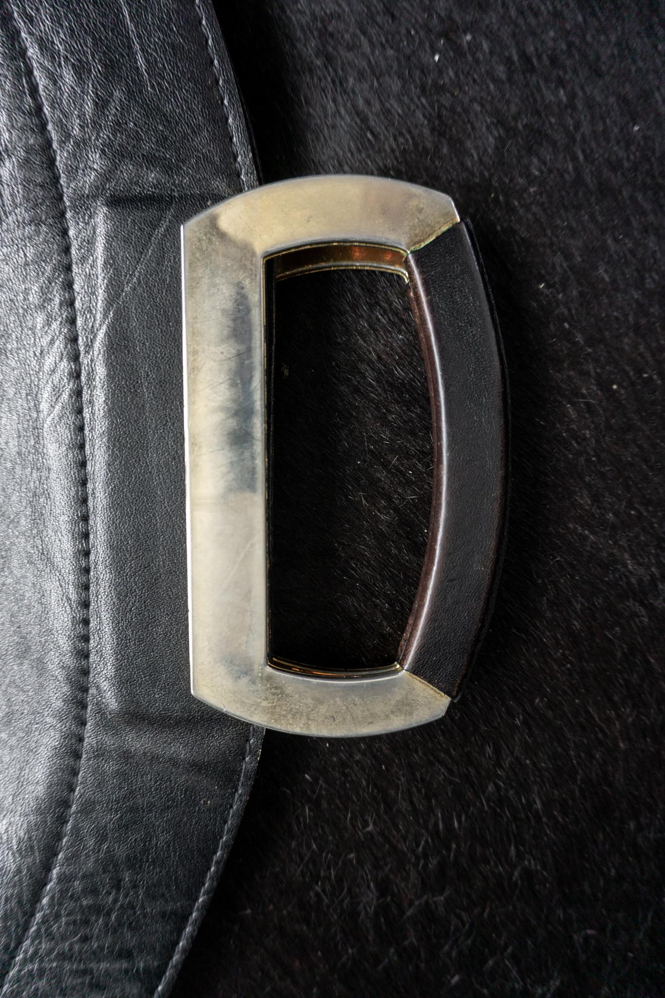 Vintage Ledertasche aus den 70ern mit skulpturalen Metallgriffen