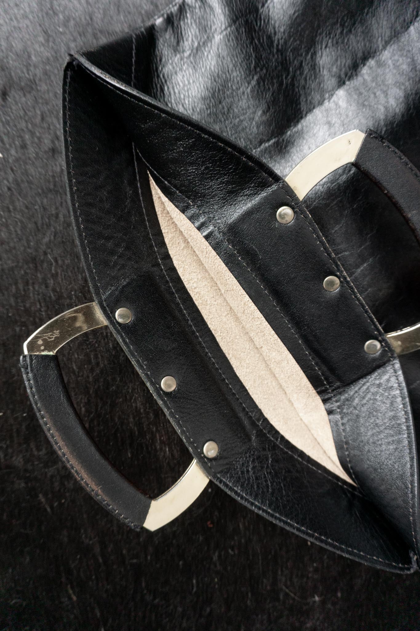 Vintage Ledertasche aus den 70ern mit skulpturalen Metallgriffen