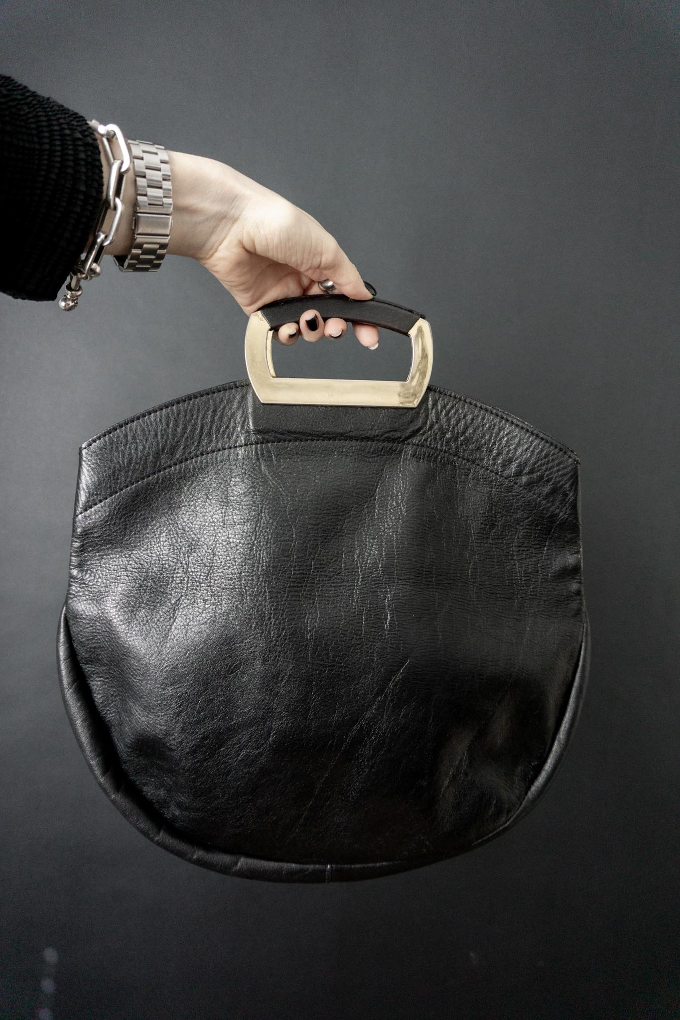 Vintage Ledertasche aus den 70ern mit skulpturalen Metallgriffen