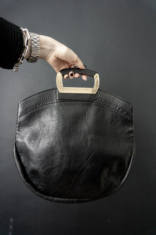 Vintage Ledertasche aus den 70ern mit skulpturalen Metallgriffen