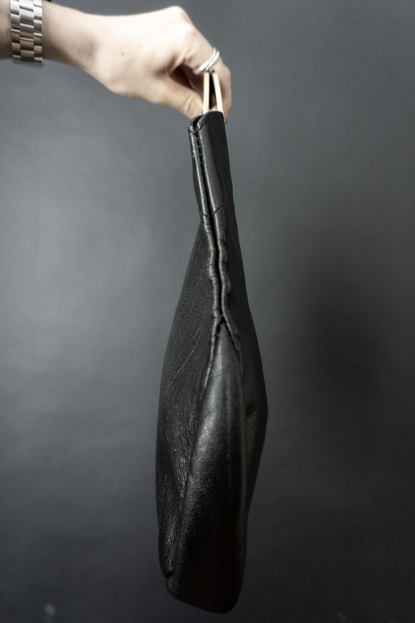 Vintage Ledertasche aus den 70ern mit skulpturalen Metallgriffen