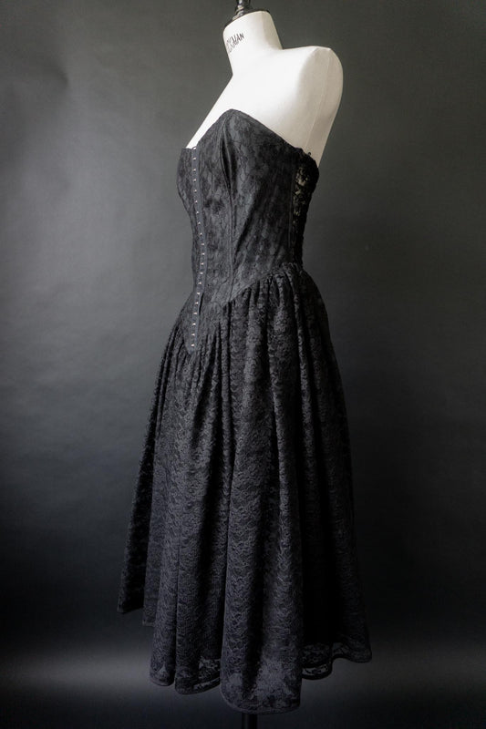 Vintage 80s Spitzenkleid mit Korsagenoberteil, XS–S