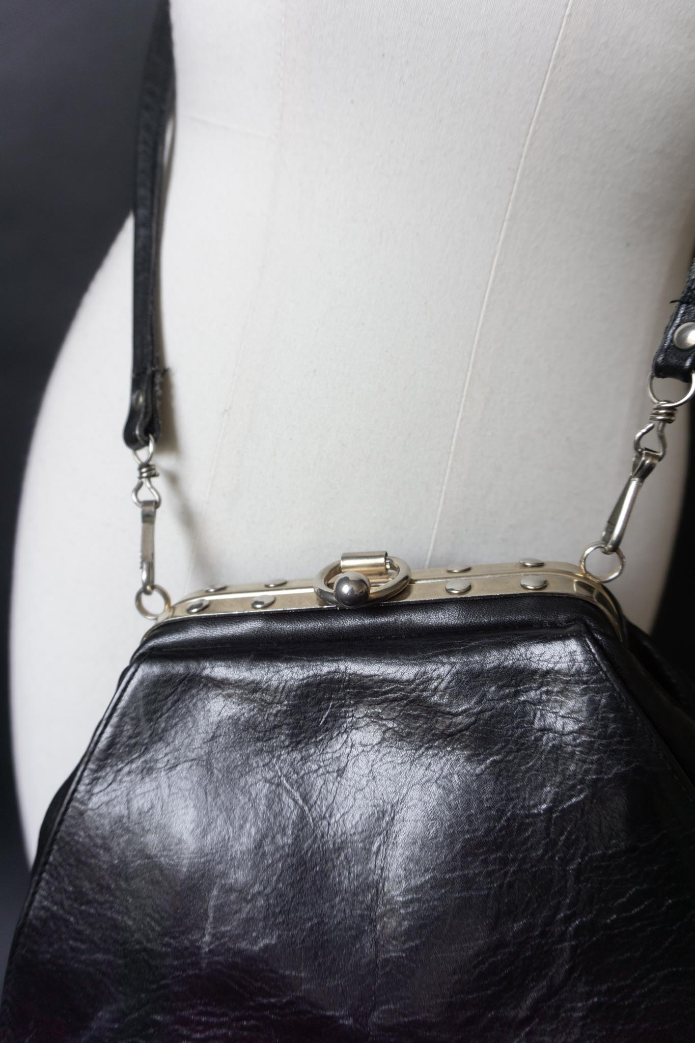 Vintage Echtleder Umhängetasche mit Bügelverschluss Gothic