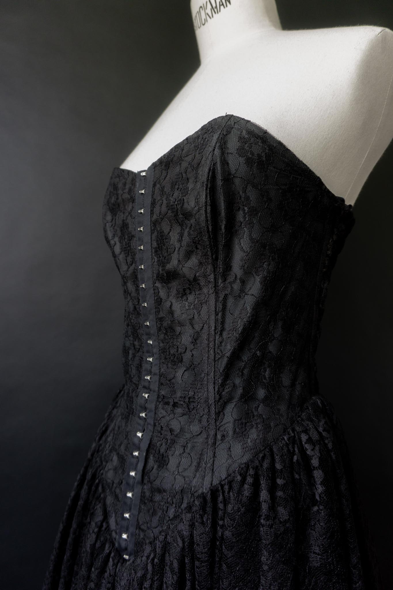 Vintage 80s Spitzenkleid mit Korsagenoberteil, XS–S