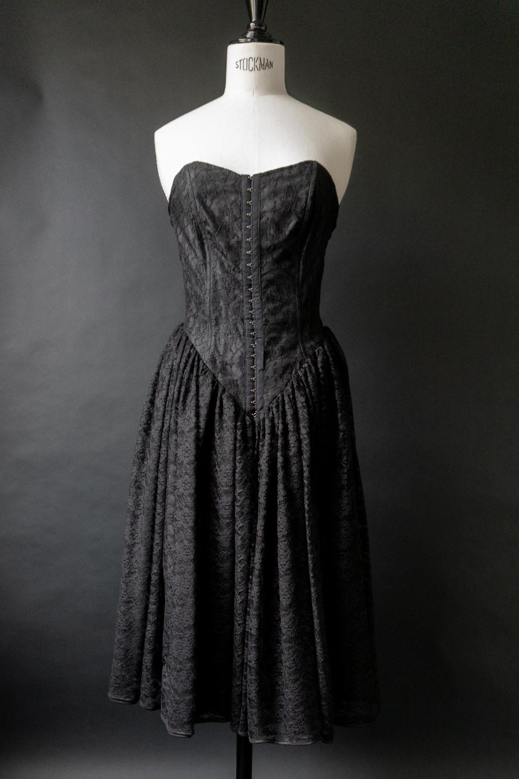 Vintage 80s Spitzenkleid mit Korsagenoberteil, XS–S