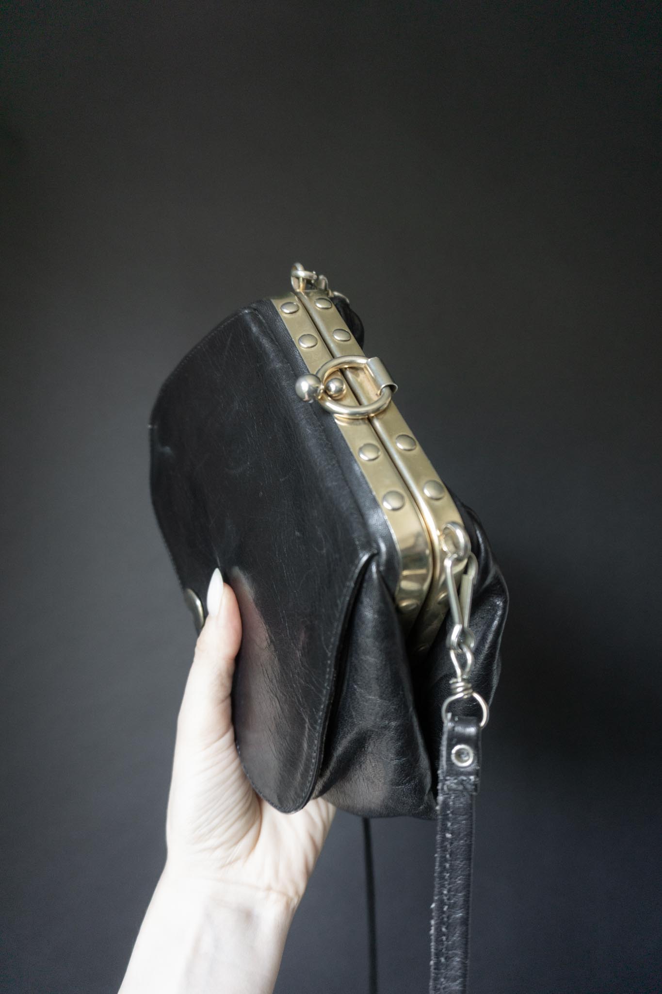 Vintage Echtleder Umhängetasche mit Bügelverschluss Gothic