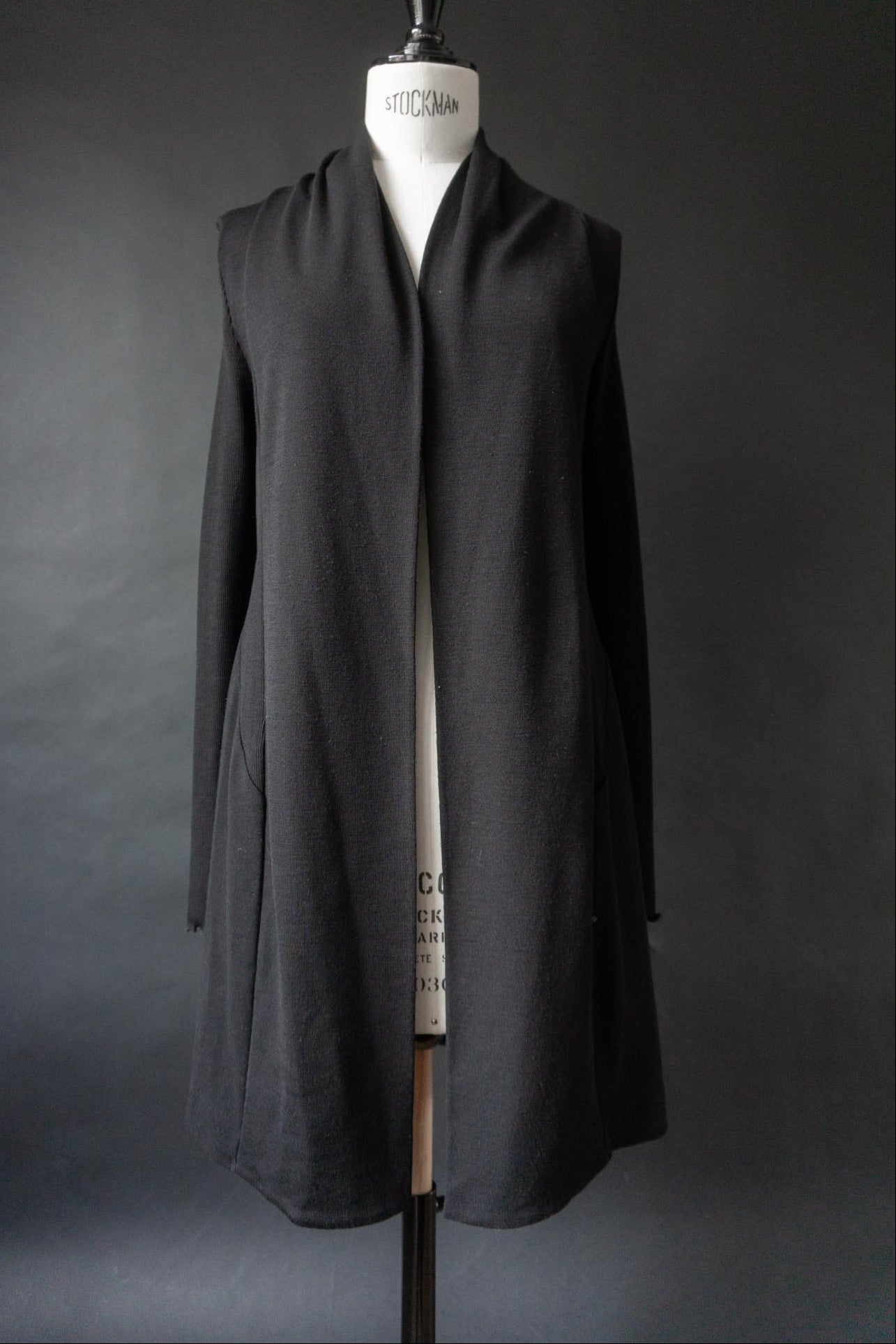 Schwarzer Vintage Cardigan aus Wolle Seide Mischung mit Schalkragen und offener Front.