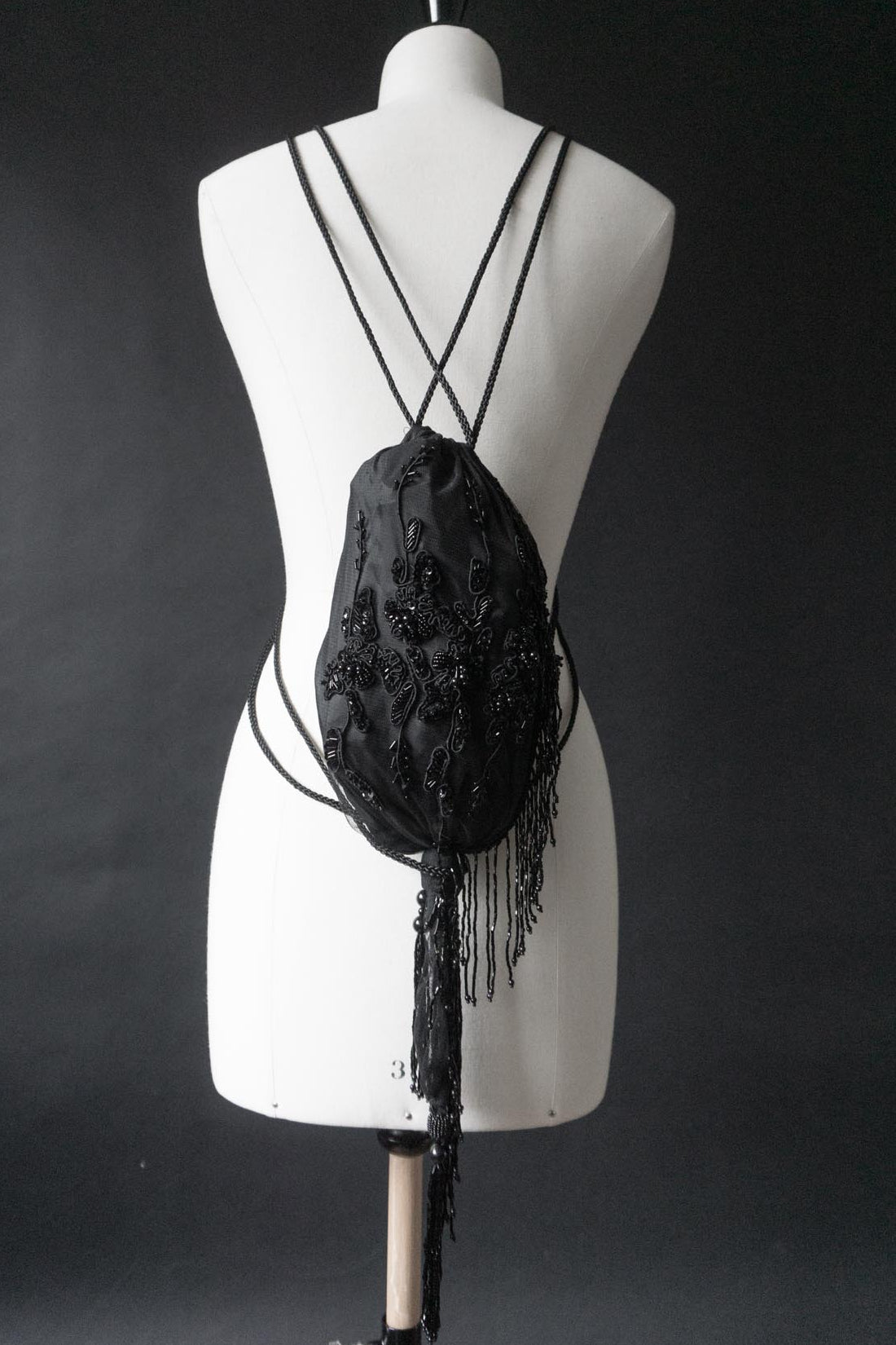 Vintage Whimsigoth Rucksack mit schwarzen Perlen und Fransen