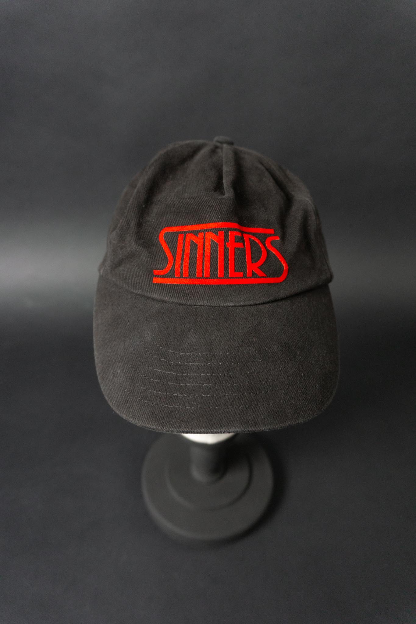Vintage “Sinners” Baseball Cap – schwarze Baumwoll-Cap mit rotem Statement-Logo